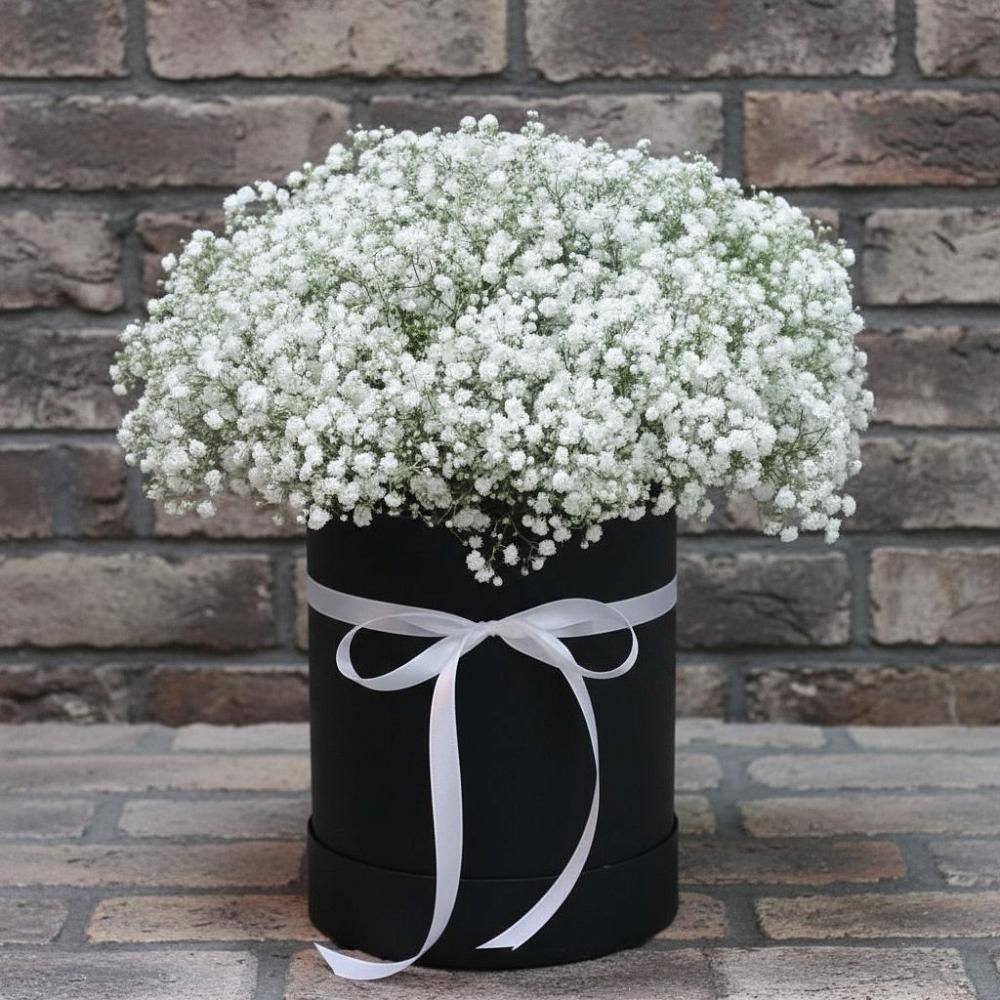 Цветочная композиция из Гипсофила в шляпной коробке во Владикавказе