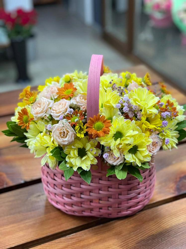 Цветочная композиция из Хризантемы и Розы в корзине во Владикавказе