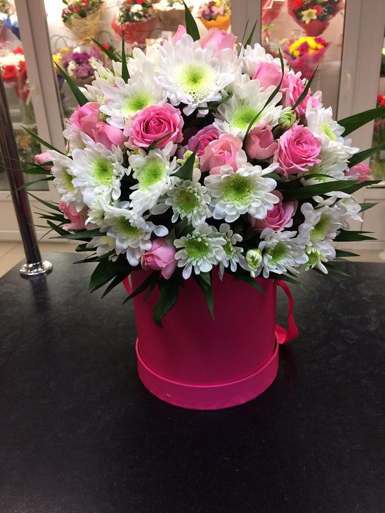 Цветочная композиция из Розы и Хризантемы в шляпной коробке во Владикавказе