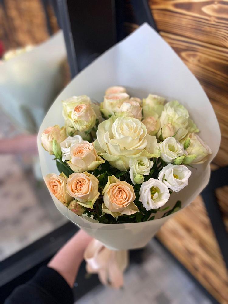 Букет цветов из: Розы и Лизиантусы во Владикавказе